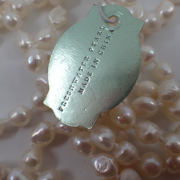 Iris and Lily London Freshwater Pearl Necklace - Picture 4 of 4
